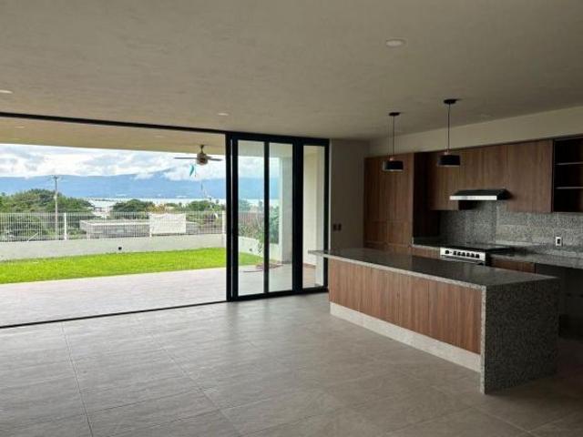 Casa en Venta en Chapala con vista al lago