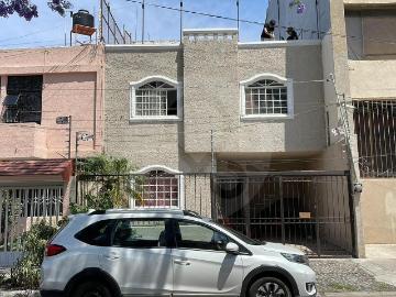CASA EN VENTA EN CHAPALITA PARA REMODELAR