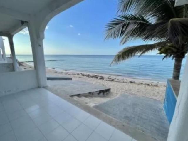 VILLA EN VENTA EN CHELEM PUERTO, FRENTE AL MAR