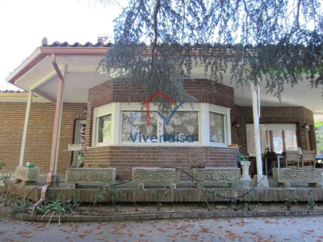 Casa en venta en Chiloeches. Chalet en urb. El Clavín Guadalajara 443 m y parcela 2.236 m. Casas.