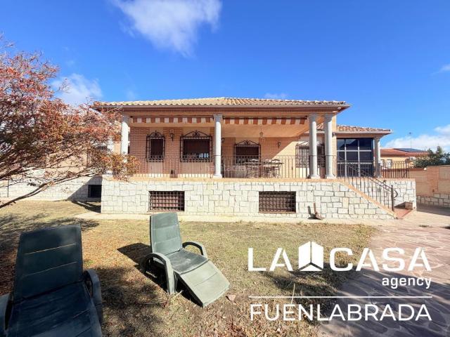 Casa en venta en Chozas de Canales. Casa independiente de 700 m2 con piscina, gran garaje y parcela de 2.100 m2 en Chozas de Canales. Casas Chozas de.