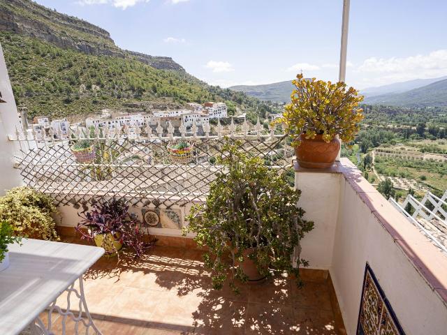 Casa en venta en Chulilla. ESPECTACULAR CASA DE PUEBLO en venta, situada en el casco antiguo de Chulilla, en la serranía de Valencia. La vivienda cuenta con. Casas.