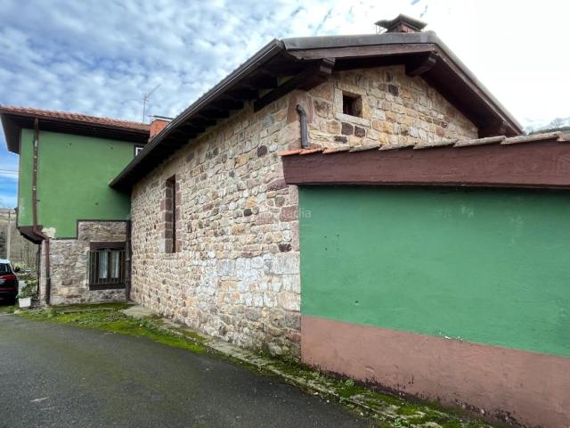 Casa en venta en Cieza. Conjunto de tres viviendas con jardín en Villayuso de Cieza Cantabria En el corazón del interior de Cantabria, en la tranquila y. Casas.
