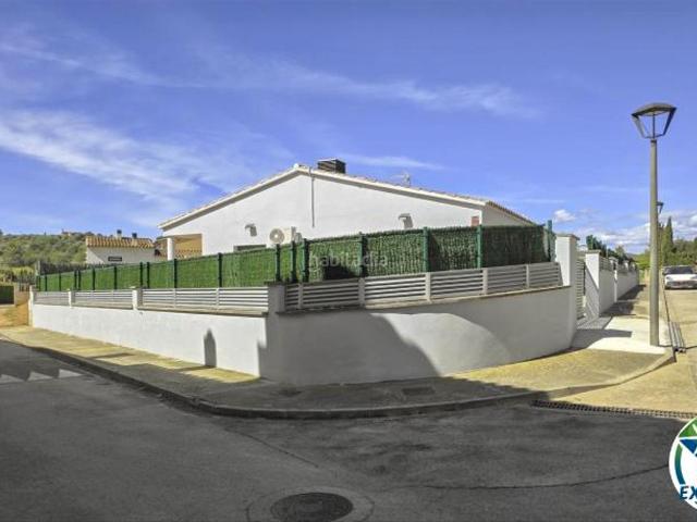 Casa en venta en Cistella. Casa unifamiliar reformada con jardín y piscina en Cistella. Casas.