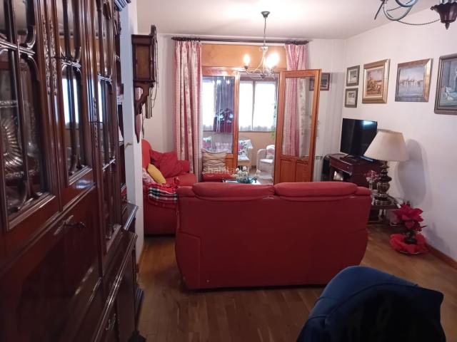 Casa en venta en Ciudad Real, Ciudad Jardín. Casa 4 dormitorios en Ciudad Jardín, Ciudad Real. 3 plantas, patio de 75 m, cochera doble, cocina campera. Casas Ciudad.