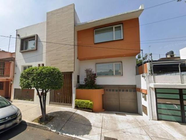 Casa en Venta en Claveria, Azcapotzalco. Cerca de metro Refineria