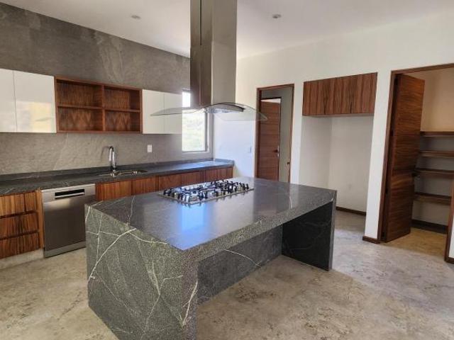 Casa en Venta en Club de Golf Altozano con Casa Club, ciclo pista, a 7 minutos de Centro Comercial