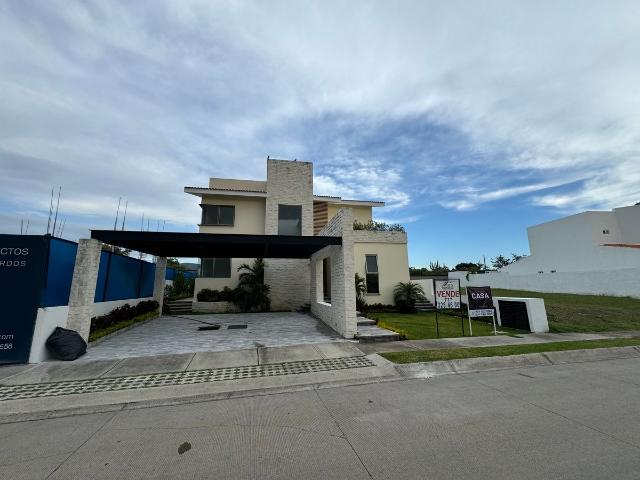 Casa en venta en club de golf “paraíso country club “