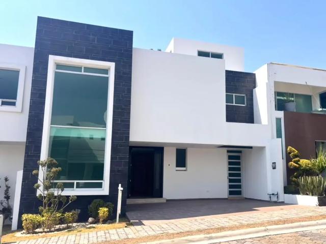 CASA EN VENTA EN CLUSTER 10 10 10, LOMAS DE ANGELÓPOLIS