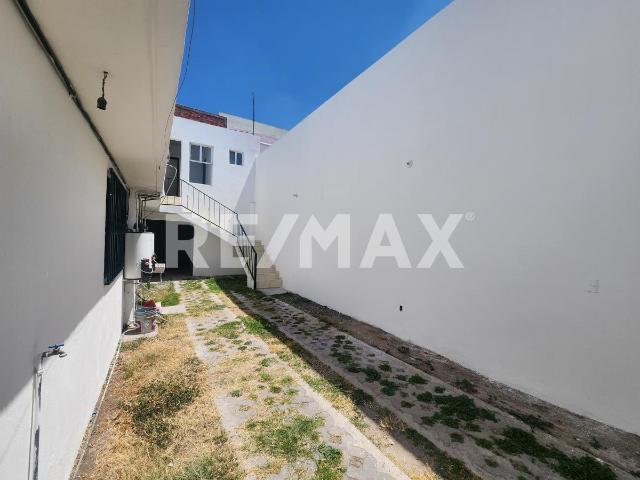 Casa en Venta en Col Comerciantes Querétaro con 3 departamentos incluidos