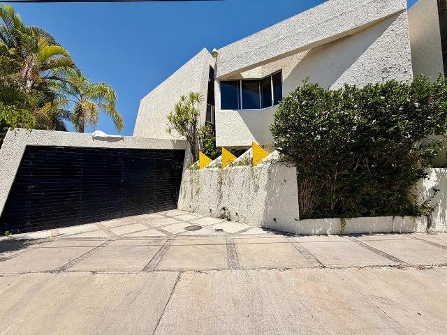 CASA EN VENTA EN COL. JARDINES DE GUADALUPE, ZAPOPAN