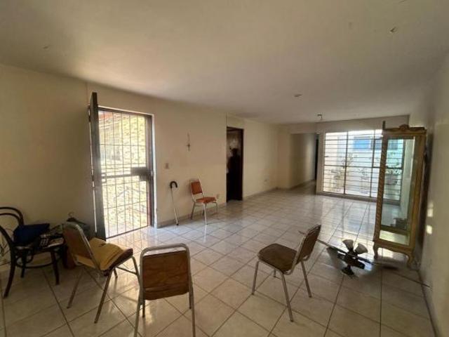 CASA EN VENTA EN COL. SANTA MONICA