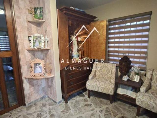 Casa en Venta en colonia Anáhuac, en esquina, con sótano y 6 recámaras