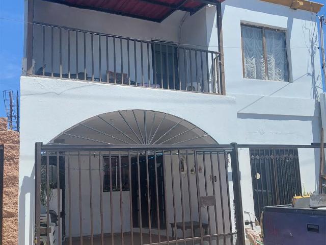 Casa en venta en Colonia en villa dorada por la calle pi?a, pasando Blvd. Progreso