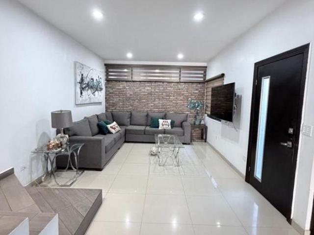 CASA EN VENTA EN COLONIA EL LAGO, TIJUANA, B.C