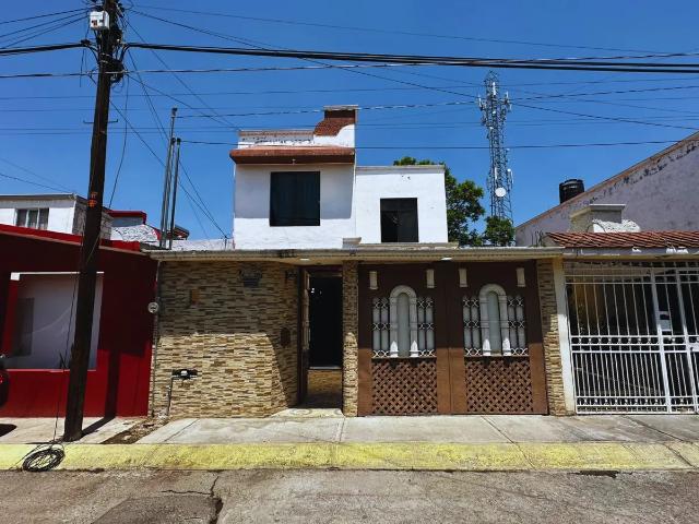 Casa en Venta en Colonia ISSSTE, Pachuca: Gated Community cerca del Hospital