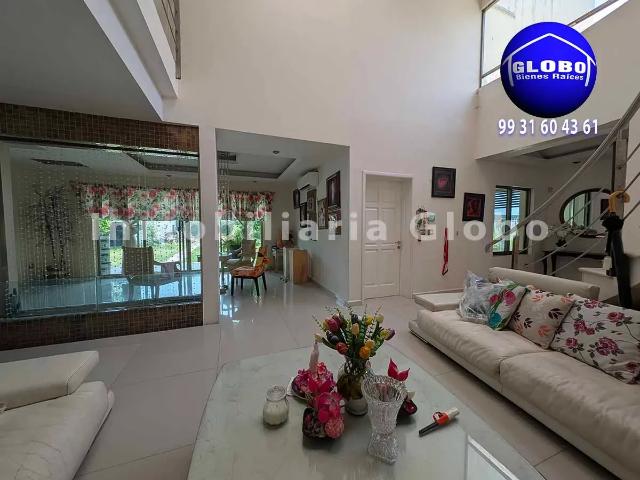 Casa en venta en Colonia Jesús García, Paseo Tabasco, privada de 4 recámaras. Una en planta baja