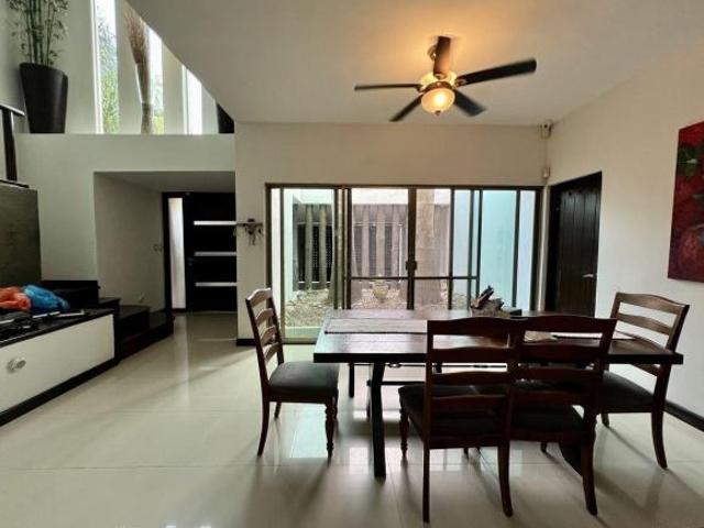 Casa en venta en Colonia México Norte, amplio terreno, alberca y paneles solares
