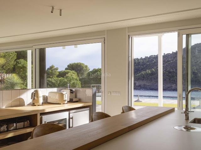 Casa en venta en Colera Costa Brava. Excepcional villa frente al mar en un entorno tranquilo y protegido de la Costa Brava. Casas.