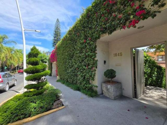 Casa en Venta en Colinas de San Javier con Amplio Jardín y Gran Terreno