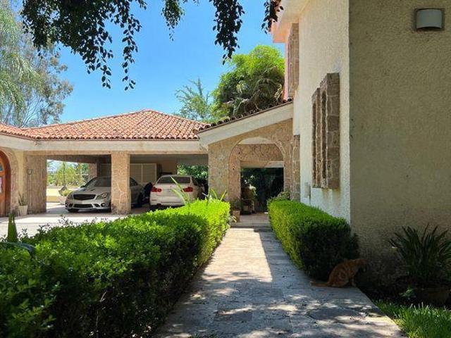 Casa en venta en Colinas de San Javier con alberca