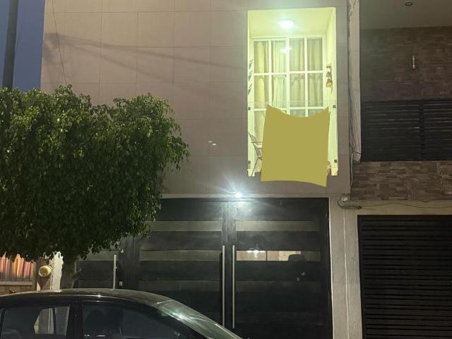 CASA EN VENTA EN COLINAS DEL CARMEN, LEON GTO. ZONA SUR ENTRE BLV DELTA Y BLV. LA LUZ