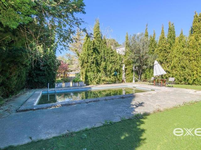 Casa en venta en Collbató. Casa con piscina y tenis junto a Montserrat. Casas.