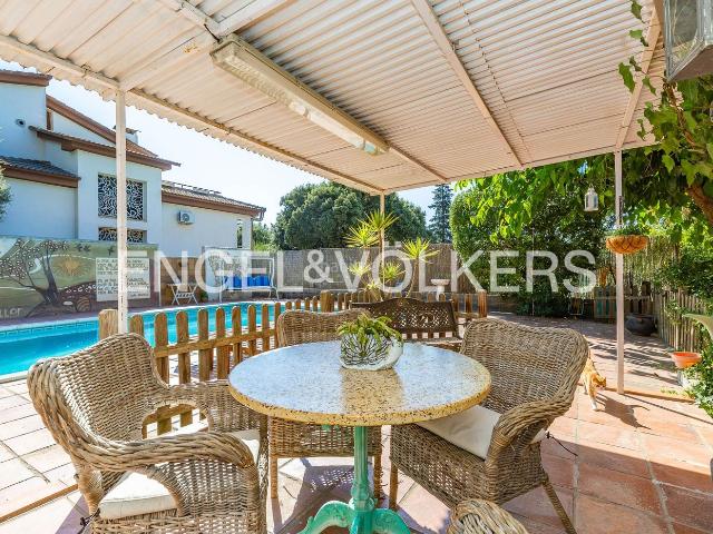 Casa en venta en Collbató. Descubre tu refugio exclusivo en Collbató con jardín y piscina. Casas.
