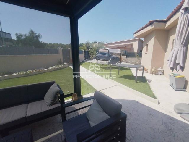 Casa en venta en Collbató. En Collbato Exclusiva Torre con amplio Jardin y vistas a Montserrat. Zona Can Dalmases. Casas.