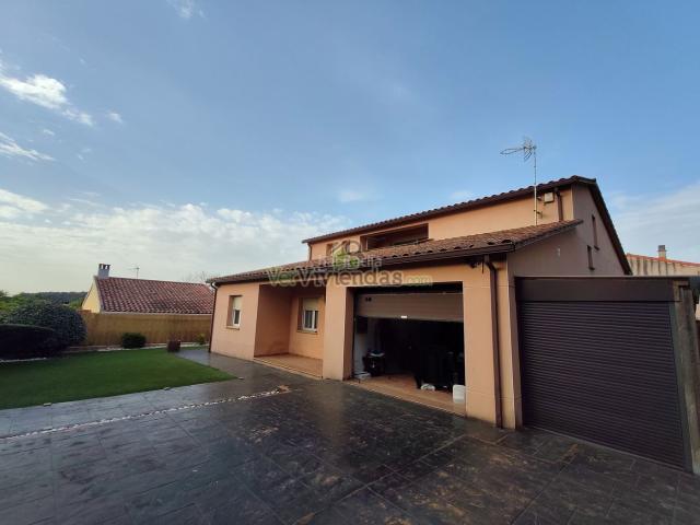 Casa en venta en Collbató. Espectacular casa con piscina y vistas. Casas.