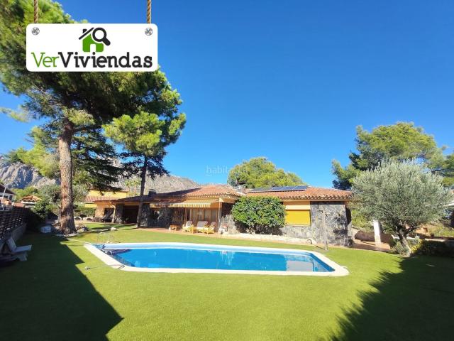 Casa en venta en Collbató. Preciosa casa con piscina. Casas.