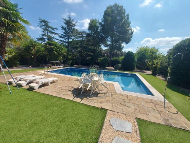 Casa en venta en Collbató. Preciosa villa con piscina. Casas.