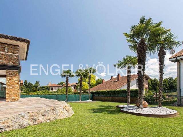 Casa en venta en Colunga. Elegante chalet a 1,4 km de la playa de La Griega. Casas.