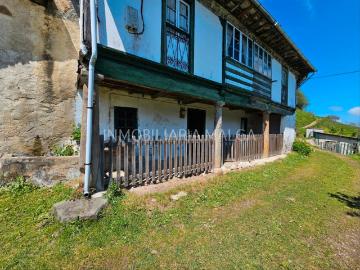 Casa en venta en Colunga. SE VENDE CONJUNTO DE DOS CASAS Y UN ESTABLO PARA REHABILITAR Y, UNA FINCA EN EL PUEBLO DE LOS TOYOS, COLUNGA. Casas.