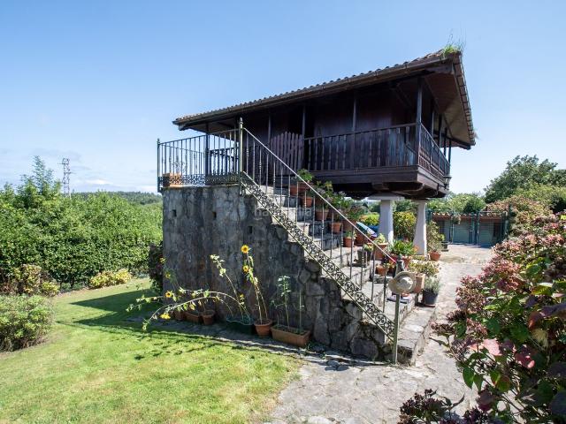 Casa en venta en Colunga. Venta de casa independiente con terreno en LueColungaAsturias. Casas.