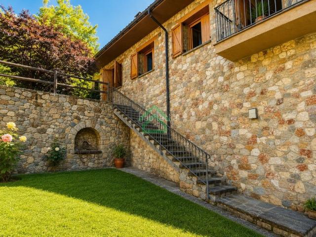 Casa en venta en Coma i la Pedra La. Masía de montaña con 2.300 m de terreno en el corazón de la Vall de Lord. Casas Coma i la Pedra.