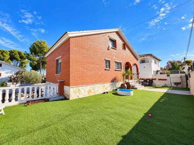 Casa en venta en Coma ruga, Els Masos Els Garrofers Costa Dorada. CASA A 4 VIENTOS CON DOS VIVIENDAS INDEPENDIENTES, PARCELA DE 607 M2 Y PLACAS SOLARES. Casas.