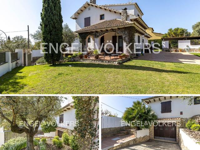 Casa en venta en Coma ruga, Els Masos Els Garrofers Costa Dorada. Espectacular Casa Familiar con piscina privada mejor zona Els Garrofers del Vendrell. Casas.