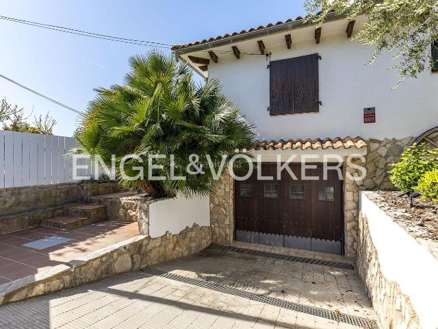 Casa en venta en Coma ruga, Els Masos Els Garrofers Costa Dorada. Espectacular Casa Familiar con piscina privada mejor zona Els Garrofers del Vendrell. Casas.