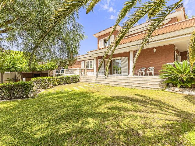 Casa en venta en Coma ruga, Els Masos Els Garrofers Costa Dorada. Exclusiva casa con vistas al mar y gran parcela esquinera. Casas.