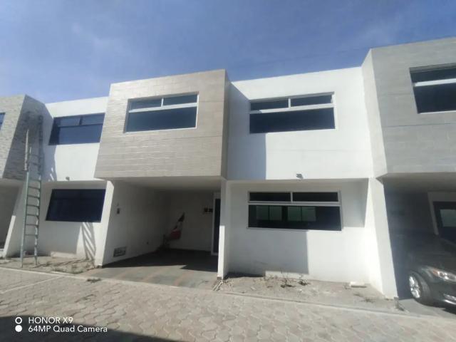 Casa en venta en Comunidad Cerrada, cerca del Estadio Cuauhtémoc, Puebla