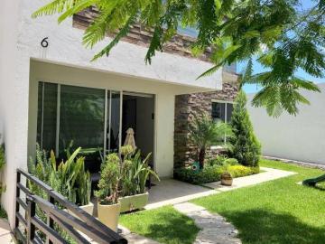 Casa en Venta en Condominio con alberca, En Jiutepec Morelos