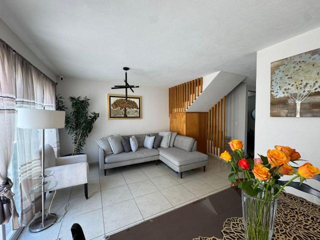 Casa en venta en condominio con 3 rec?maras, alberca y patio privado