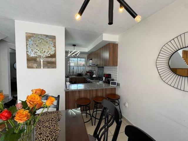 Casa en venta en condominio con 3 recámaras, alberca y patio privado