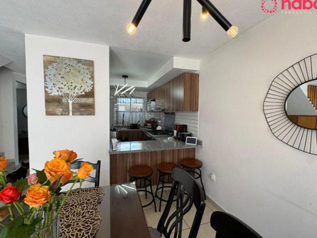 Casa en venta en condominio con 3 recámaras, alberca y patio privado
