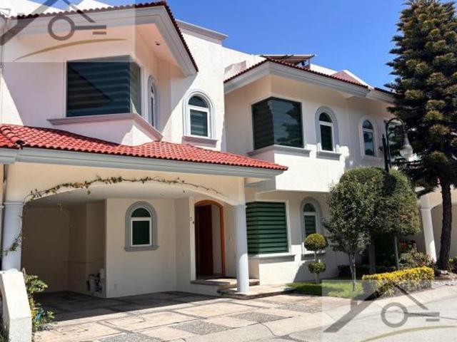 Casa en venta en condominio Bosques de Metepec, frente a Galerías Metepec