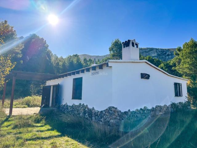 Casa en venta en Confrides. Casa de Campo en La Aitana Confrides 16.000 m2 de Naturaleza, Vistas Abiertas y Libertad. Casas.