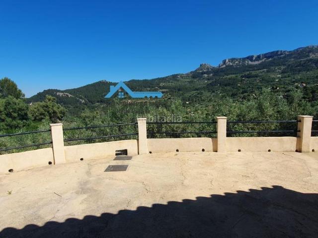 Casa en venta en Confrides. Casa de campo reformada con 12.000m2 de parcela de olivos en Confrides. Casas.