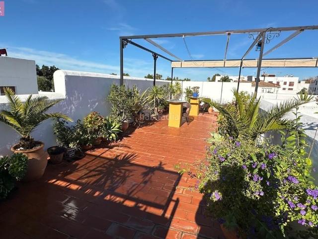 Casa en venta en Conil de la Frontera, Conil. Complejo de apartamentos con bonito patio en Conil. Casas Conil de la.