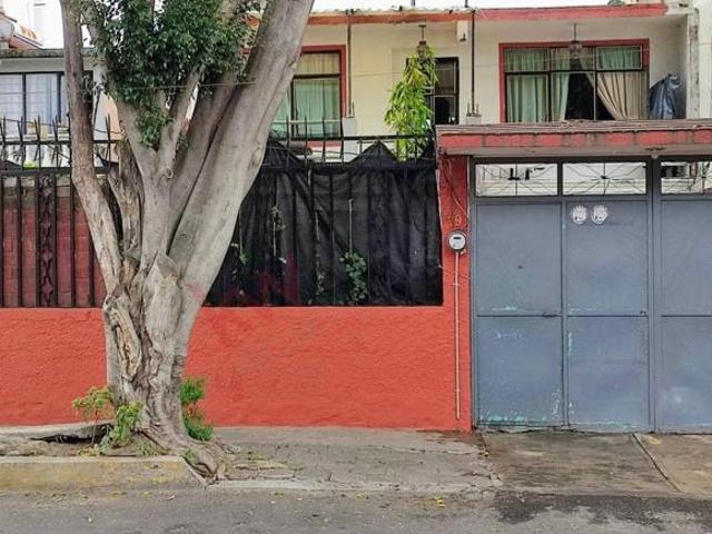 Casa en Venta en Constitución de 1917 | 5 Recámaras, 2 Autos y Excelente Ubicación